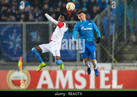 Praga, Repubblica Ceca. Xiii Dec, 2018. L-R Pietro Olayinka (Slavia) e Matias Kranevitter (Zenit) in azione durante la UEFA Europa League, fase di gruppo, gruppo C, match tra SK Slavia Praha e FC Zenit San Pietroburgo, a Praga, nella Repubblica ceca il 13 dicembre 2018. Credito: Michal Kamaryt/CTK foto/Alamy Live News Foto Stock