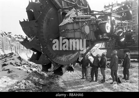 Il gelo di una benna Escavatore a ruote nella lignite a cielo aperto Welzow-Sud nell'ex quartiere di Cottbus (Brandeburgo) su 02.01.1979. Il tempo intorno alla fine dell'anno 1978/1979 è andato giù nella storia della RDT come 'disaster inverno". Nel giro di poche ore, le temperature di cadere dalla lieve cinque a meno 20 gradi, con forti nevicate intralciare il traffico e grandi parti dell'economia. Il gelo ha smesso di nastri trasportatori e di lasciare che il carbone congelare in carri. Foto: Erich Schutt/dpa immagine centrale/ZB - Nessuna immagine utilizzare - | Utilizzo di tutto il mondo Foto Stock