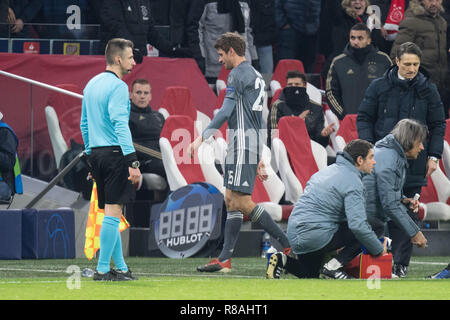 Amsterdam, Niederlande. Xiii Dec, 2018. Thomas MUELLER (MI., MÃ Iler, M) ha ottenuto il cartellino rosso a sinistra e il campo, rosso, licenziamento, figura intera, frustrato frustrati, congelate, deluso, delusi delusione, delusione, triste, partite di Champions League, fase di gruppo, gruppo e, giornata 6, Ajax Amsterdam (Ajax) - FC Bayern Monaco di Baviera (M) 3: 3, il 12/12/2018 a Amsterdam/Paesi Bassi. | Utilizzo di credito in tutto il mondo: dpa/Alamy Live News Foto Stock