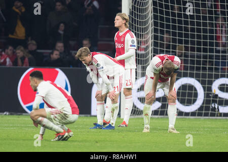 Amsterdam, Niederlande. Xiii Dec, 2018. Da sx a dx Noussair MAZRAOUI (Ajax), Frenkie DE JONG (Ajax), Kasper DOLBERG (Ajax), Matthijs DE LIGT (Ajax) sono deluso, deluso, deluso, deluso, triste, frustrato frustrati, frustrato a figura intera, formato orizzontale, calcio Champions League, fase di gruppo, Gruppo E, giornata 6, Ajax Amsterdam (Ajax) - FC Bayern Monaco di Baviera (M) 3: 3, il 12/12/2018 a Amsterdam/Paesi Bassi. | Utilizzo di credito in tutto il mondo: dpa/Alamy Live News Foto Stock