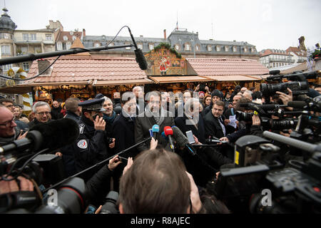 Strasburgo, Francia. 14 dicembre 2018, France (Francia), Strassburg: Ministero degli interni francese Christophe Castaner (M, La République en marche) fa una dichiarazione presso il mercato di Natale. Due giorni dopo gli attentati terroristici a Strasburgo con tre morti, la polizia ha ucciso il presunto assassino. Foto: Marijan Murat/dpa Credito: dpa picture alliance/Alamy Live News Foto Stock