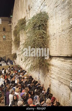 Gerusalemme, Israele. 31 ott 2018. Le donne sono densamente impaccati in una zona separata presso il Muro Occidentale di Gerusalemme. Il muro occidentale è considerato il luogo più sacro del Giudaismo. (31 ottobre 2018) | utilizzo del credito in tutto il mondo: dpa/Alamy Live News Foto Stock