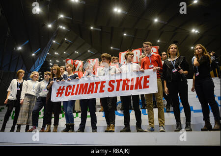 Gli studenti polacchi sono visti tenendo un banner durante la protesta presso l ONU COP24 conferenza sui cambiamenti climatici. Gli studenti polacchi inscenare una protesta in solidarietà con una svedese 15-anno-vecchio Greta Thunberg, un clima attivista che protestava al di fuori della Svezia il parlamento rifiuta di frequentare la scuola e invita i politici a prendere ai problemi climatici sul serio. Foto Stock