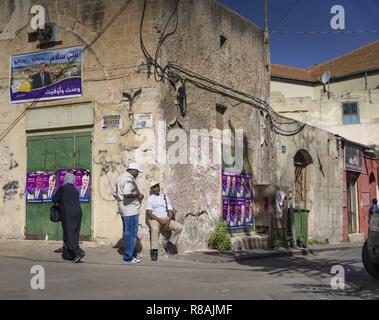 Nazareth, Israele. 29 ott 2018. Due uomini stanno parlando in corrispondenza di un angolo di una casa nella città vecchia di Nazareth. La città è abitata prevalentemente da arabi israeliani. (29 ottobre 2018) | utilizzo del credito in tutto il mondo: dpa/Alamy Live News Foto Stock