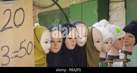 Nazareth, Israele. 29 ott 2018. Un negozio di moda nella città vecchia di Nazareth non solo offre una vasta varietà di velo (Dschilbab), ma anche poodle cappelli. La città nel nord di Israele è per la maggior parte abitata dagli arabi. (29 ottobre 2018) | utilizzo del credito in tutto il mondo: dpa/Alamy Live News Foto Stock