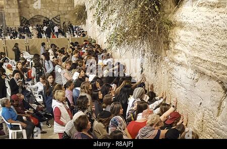 Gerusalemme, Israele. 31 ott 2018. Le donne sono densamente impaccati in una zona separata presso il Muro Occidentale di Gerusalemme. Il muro occidentale è considerato il luogo più sacro del Giudaismo. (31 ottobre 2018) | utilizzo del credito in tutto il mondo: dpa/Alamy Live News Foto Stock