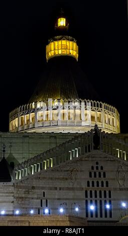 Vista notturna del 37 metro cupola della Cattolica Basilica dell'Annunciazione a Nazareth. La moderna Chiesa (il quinto su questo sito), consacrata il 23 marzo 1969, è la più grande chiesa in tutto il Medio Oriente. (28 ottobre 2018) | utilizzo in tutto il mondo Foto Stock