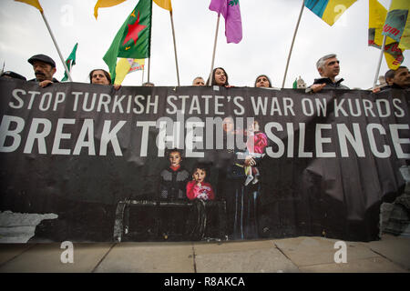 Londra, Regno Unito. Xiv Dic 2018. Manifestanti curdi al di fuori del Parlamento mostra la loro solidarietà con coloro che stanno facendo lo sciopero della fame come Leyla Guven Credito: George Wright Cracknell/Alamy Live News Foto Stock