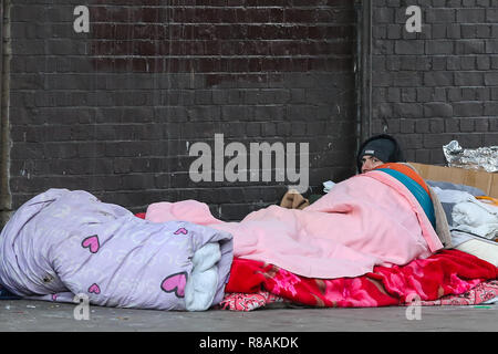 Londra, Regno Unito. Xiv Dic, 2018. Un senzatetto è visto dormire per strada sotto Harringay Green Lanes bridge nel nord di Londra, dove fino a quattro persone sono state viste dorme.oltre 24.000 persone in Gran Bretagna passerà Natale sonno agitato secondo nuove figure dalla carità crisi. Ricerca commissionata dalla carità che mostra il numero di senzatetto è nettamente aumentato in Inghilterra e Galles tra 2012 e 2017. Esso è passato dal 120% in Inghilterra e il 63% in Galles, rispetto a un calo del 6 per cento in Scozia. Con temperature che dovrebbe scendere al di sotto del congelamento nella capitale, ma Foto Stock