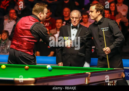 Glasgow, Scotland, Regno Unito. Xiv Dic 2018. I giocatori si stringono la mano davanti al primo trimestre finali all'BetVictor Home nazioni serie Scottish Open dove Sam Baird (ITA) prende su Shaun Murphy (ITA) a Emirates Arena, Glasgow. Credito: Colin Poultney/Alamy Live News Foto Stock