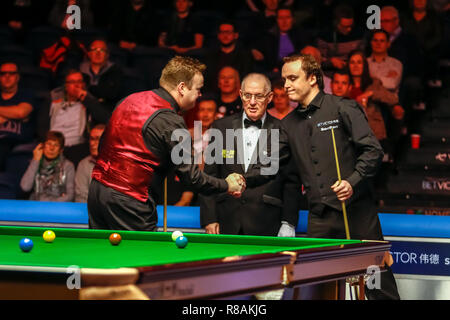 Glasgow, Scotland, Regno Unito. Xiv Dic 2018. I giocatori si stringono la mano davanti al primo trimestre finali all'BetVictor Home nazioni serie Scottish Open dove Sam Baird (ITA) prende su Shaun Murphy (ITA) a Emirates Arena, Glasgow. Credito: Colin Poultney/Alamy Live News Foto Stock