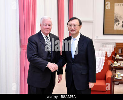 (181214) -- Pechino, 14 dicembre, 2018 (Xinhua) -- Yang Jiechi (R), un membro dell'ufficio politico del Partito Comunista della Cina (CPC) Comitato centrale e anche direttore dell ufficio della Commissione Affari Esteri del CPC Comitato Centrale, un incontro con una delegazione della politica estera americana consiglio, guidato da Timothy Keating (L), ex comandante in capo delle forze armate degli Stati Uniti Comando del Pacifico, a Pechino, capitale della Cina, Dic 14, 2018. (Xinhua/Yin Bogu) (mm) Foto Stock