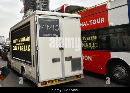 La piazza del Parlamento, Londra, Regno Unito. Il 14 dicembre 2018. pro Brexit sostenitori guidare un furgone attorno a Westminster con lo slogan "Credere in Gran Bretagna e un pulito gestito rompere' Credito: Matteo Chattle/Alamy Live News Foto Stock