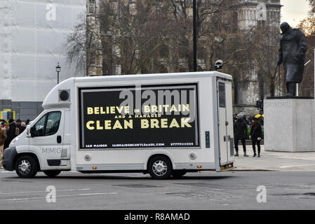 La piazza del Parlamento, Londra, Regno Unito. Il 14 dicembre 2018. pro Brexit sostenitori guidare un furgone attorno a Westminster con lo slogan "Credere in Gran Bretagna e un pulito gestito rompere' Credito: Matteo Chattle/Alamy Live News Foto Stock