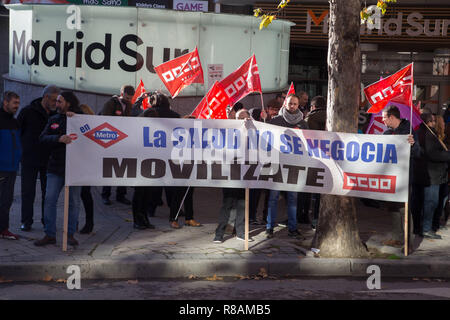 Madrid, Spagna. Xiv Dic, 2018. Sindacalisti sono visti tenendo un banner rivendicano il diritto alla salute sul lavoro e bandiere durante la protesta.Una cinquantina di lavoratori della Metro de Madrid protesta di fronte al complesso di Madrid per le dimissioni di Borja Carabante, CEO di Metro de Madrid e per una soluzione di amianto entro la rete metropolitana della città di Madrid dopo la seconda morte a seguito di amianto in un lavoratore. Credito: Lito Lizana/SOPA Immagini/ZUMA filo/Alamy Live News Foto Stock