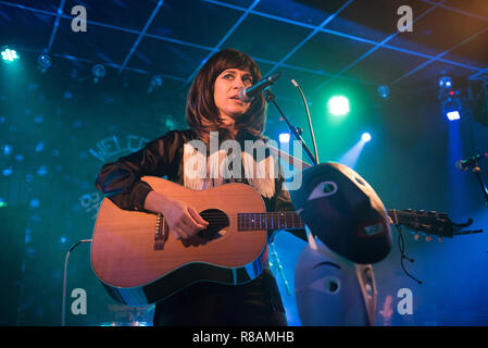 Leeds, Regno Unito. 13 dic 2018. American cantautrice Nicole Atkins in concerto a Leeds Brudenell Social Club, 13 dicembre 2018. Ms Atkins è stato il supporto di noi rock band Mercury Rev sul loro tour. Credito: John Bentley/Alamy Live News Foto Stock