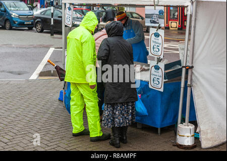 Bantry, West Cork, Irlanda. Xiv Dic, 2018. Nonostante le pesanti, persistente pioggia in Bantry, le persone erano ancora presso il settimanale mercato del venerdì. Il tempo umido è impostata per continuare nel corso del fine settimana. Credito: Andy Gibson/Alamy Live News. Foto Stock