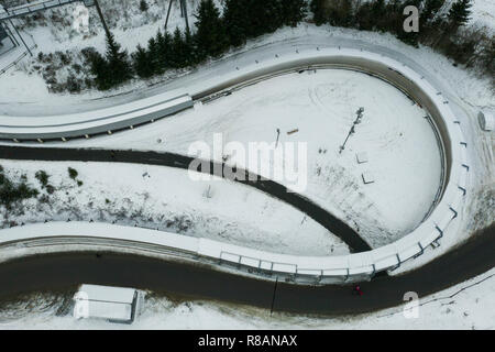 Winterberg, Germania. Xiv Sep, 2017. Lo scheletro, World Cup della Veltins Arena di ghiaccio: Neve si trova intorno alla pista di pattinaggio sul ghiaccio. (Registrazione con drone) Credito: Christophe Gateau/dpa/Alamy Live News Foto Stock