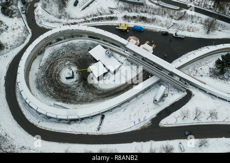 Winterberg, Germania. Xiv Sep, 2017. Lo scheletro, World Cup della Veltins Arena di ghiaccio: Neve si trova intorno alla pista di pattinaggio sul ghiaccio. (Registrazione con drone) Credito: Christophe Gateau/dpa/Alamy Live News Foto Stock