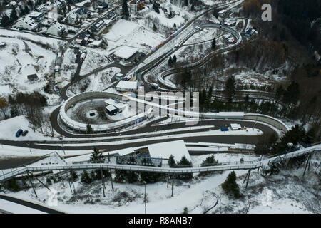 Winterberg, Germania. Xiv Sep, 2017. Lo scheletro, World Cup della Veltins Arena di ghiaccio: Neve si trova intorno alla pista di pattinaggio sul ghiaccio. (Registrazione con drone) Credito: Christophe Gateau/dpa/Alamy Live News Foto Stock