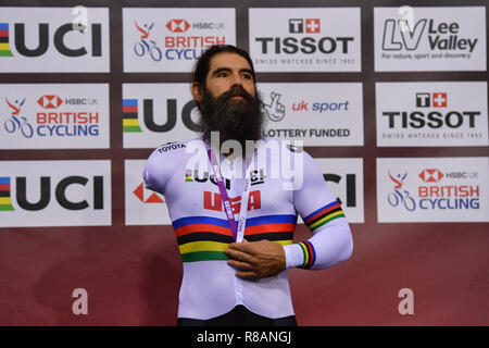 Londra, Regno Unito. Il 14 dicembre, 2018. BERENYI Joseph (USA) al vincitore della presentazione durante la Tissot UCI ciclismo su pista World Cup IV a Lee Valley VeloPark venerdì 14 dicembre 2018. Londra Inghilterra. (Solo uso editoriale, è richiesta una licenza per uso commerciale. Nessun uso in scommesse, giochi o un singolo giocatore/club/league pubblicazioni.) Credito: Taka Wu/Alamy Live News Foto Stock