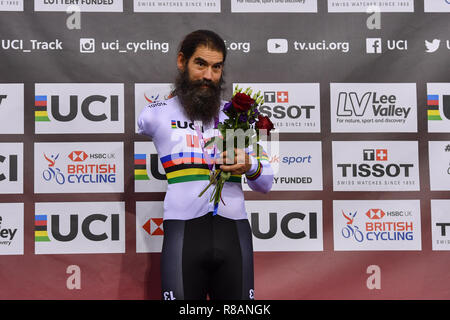 Londra, Regno Unito. Il 14 dicembre, 2018. BERENYI Joseph (USA) al vincitore della presentazione durante la Tissot UCI ciclismo su pista World Cup IV a Lee Valley VeloPark venerdì 14 dicembre 2018. Londra Inghilterra. (Solo uso editoriale, è richiesta una licenza per uso commerciale. Nessun uso in scommesse, giochi o un singolo giocatore/club/league pubblicazioni.) Credito: Taka Wu/Alamy Live News Foto Stock