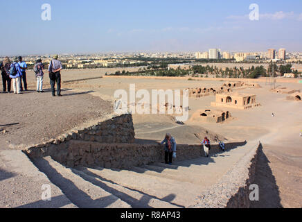 Yazd, Iran. 23 Ott, 2018. Iran - gruppo turistico sulla salita alla torre zoroastriana di silenzio sul bordo di Yazd. La torre fu utilizzata dalla Mazdaici come luogo di sepoltura celeste, in background: case alloggio per famiglie in lutto, edifici funzionali e un cimitero zoroastriano. Yazd, anche Jasd, è una delle città più antiche di Iran e capitale della provincia dello stesso nome. Prese su 23.10.2018. Credito: Rolf Zimmermann | in tutto il mondo di utilizzo/dpa/Alamy Live News Foto Stock