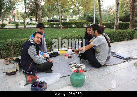 Isfahan, Iran. 26 ott 2018. Iran - adolescenti picnic in un parco nei pressi del 33-ponte di arco sulla Zayandeh Rud fiume di Isfahan (Esfahan), capitale della provincia dello stesso nome, un venerdì dal lavoro. Prese su 26.10.2018. Credito: Rolf Zimmermann | in tutto il mondo di utilizzo/dpa/Alamy Live News Foto Stock