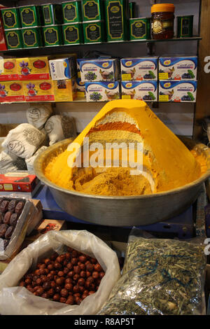 Isfahan, Iran. 25 ott 2018. Iran - Offerta di zafferano, tè e spezie nel bazaar di Isfahan (Royal Bazaar, Bazaar Qeisarieh). Prese su 25.10.2018. Credito: Rolf Zimmermann | in tutto il mondo di utilizzo/dpa/Alamy Live News Foto Stock