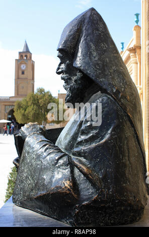 Isfahan, Iran. 26 ott 2018. Iran - Isfahan (Esfahan), capitale della provincia dello stesso nome. Vista dal museo sopra il cortile della chiesa armena apostolica Vank cattedrale nel quartiere di Djolfa, noto anche come il Santo Redentore la cattedrale e la chiesa di Santo sorelle, con il seno di un sacerdote armeno in primo piano. Il museo il primo libro di servizi di stampa e il primo libro stampato in Iran sono sul display. Prese su 26.10.2018. Credito: Rolf Zimmermann | in tutto il mondo di utilizzo/dpa/Alamy Live News Foto Stock