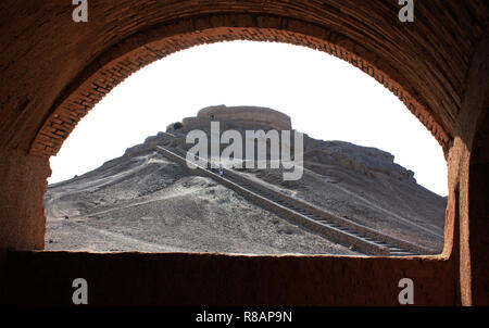 Yazd, Iran. 23 Ott, 2018. Iran - Yazd, anche Jasd, è una delle città più antiche di Iran e capitale della provincia, Torre zoroastriana di silenzio nella periferia di Yazd, servito la Mazdaici come luogo di sepoltura, in primo piano alloggi per famiglie addolorate.presi su 23.10.2018. Credito: Rolf Zimmermann | in tutto il mondo di utilizzo/dpa/Alamy Live News Foto Stock