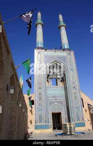 Yazd, Iran. 24 ott 2018. Iran - Yazd, anche Jasd, è una delle città più antiche di Iran e capitale della provincia, Moschea di Amir Chakhm ‰ gh (Amir-Chakmak), non ha alcuna funzione oggi, serve come una cosiddetta Moschea del Venerdì (Moschea Jameh) e anche come una riunione moschea della città. La moschea è un ottimo esempio di stile Azari nell architettura persiana. È coronata da una coppia di minareti, il più alto in Iran e la facciata del portale è decorato con piastrelle di abbagliamento da cima a fondo, principalmente in blu . Preso il 24.10.2018. Credito: Rolf Zimmermann | in tutto il mondo di utilizzo/dpa/Alamy Live News Foto Stock