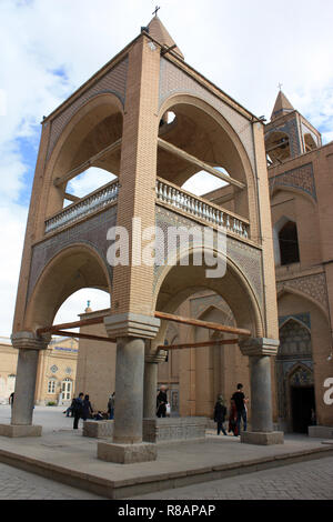 Isfahan, Iran. 26 ott 2018. Iran - Isfahan (Esfahan), capitale della provincia dello stesso nome. Piede della torre campanaria e l'ingresso alla chiesa armena apostolica Vank cattedrale nel quartiere di Djolfa, noto anche come "acred Erless Cattedrale' e il 'Chiesa di Santo sorelle". Prese su 26.10.2018. Credito: Rolf Zimmermann | in tutto il mondo di utilizzo/dpa/Alamy Live News Foto Stock