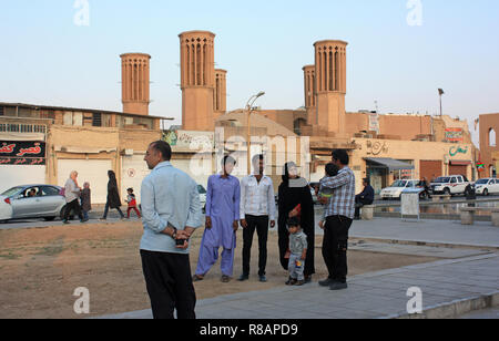 Yazd, Iran. 23 Ott, 2018. Iran - Yazd, chiamato anche Jasd, è una delle città più antiche in Iran e la capitale della provincia dello stesso nome. L'atmosfera serale nella piazza di fronte al Amir Khakhmg Moschea, con torri del vento in background che serve per raffreddare e ventilare una cisterna. Prese su 23.10.2018. Credito: Rolf Zimmermann | in tutto il mondo di utilizzo/dpa/Alamy Live News Foto Stock