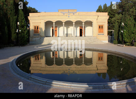 Yazd, Iran. 23 Ott, 2018. Iran - Yazd, anche Jasd, è una delle più antiche città dell'Iran e capitale della provincia dello stesso nome, il tempio di fuoco di zoroastrismo (ingresso anteriore). Simbolo Faravahar sopra l'entrata. Per lo zoroastrismo, il fuoco sacro i templi sono di centrale importanza. Prese su 23.10.2018. Credito: Rolf Zimmermann | in tutto il mondo di utilizzo/dpa/Alamy Live News Foto Stock