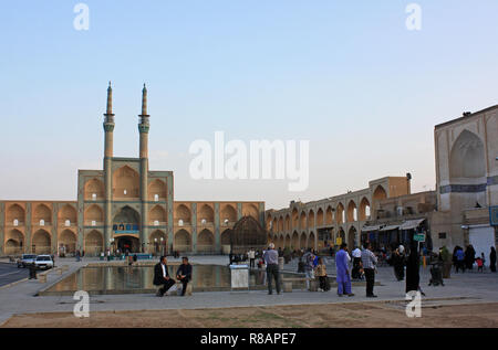 Yazd, Iran. 23 Ott, 2018. Iran - Yazd, anche Jasd, è una delle città più antiche di Iran e capitale della provincia, atmosfera serale presso la moschea Amir Chakhm ‰ gh (Amir-Chakmak), esso non abbia più alcuna funzione, serve come un incontro moschea della città nonché per Cerimonie di lutto (sciita giorno di Ashura). La moschea è un ottimo esempio di stile Azari nell architettura persiana. La facciata del portale è decorato con piastrelle di abbagliamento da cima a fondo, principalmente in blu. Prese su 23.10.2018. Credito: Rolf Zimmermann | in tutto il mondo di utilizzo/dpa/Alamy Live News Foto Stock