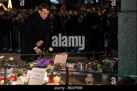 14 dicembre 2018, France (Francia), Straßburg: Emmanuel Macron, Presidente della Francia, stabilisce un fiore. Tre giorni dopo gli attentati terroristici con quattro morti a Strasburgo, in Francia la testa del membro Emmanuel Macron è arrivato nella metropoli alsaziano. Foto: Marijan Murat/dpa Foto Stock