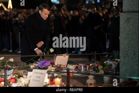 14 dicembre 2018, France (Francia), Straßburg: Emmanuel Macron, Presidente della Francia, stabilisce un fiore. Tre giorni dopo gli attentati terroristici con quattro morti a Strasburgo, in Francia la testa del membro Emmanuel Macron è arrivato nella metropoli alsaziano. Foto: Marijan Murat/dpa Foto Stock