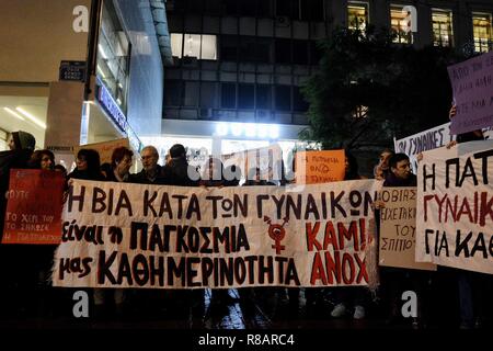 La Rhode Island, Stati Uniti d'America. Xiv Dic, 2018. I dimostranti sono visti tenendo striscioni e cartelloni durante la protesta.la protesta contro il sessismo, la violenza contro le donne, il patriarcato e per l uccisione di una femmina di studente universitario in Rhode Island da alcuni due giovani uomini. Credito: Giorgos Zachos SOPA/images/ZUMA filo/Alamy Live News Foto Stock