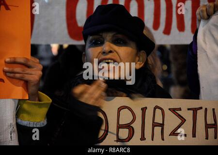 La Rhode Island, Stati Uniti d'America. Xiv Dic, 2018. Un manifestante visto cantando slogan durante la protesta.la protesta contro il sessismo, la violenza contro le donne, il patriarcato e per l uccisione di una femmina di studente universitario in Rhode Island da alcuni due giovani uomini. Credito: Giorgos Zachos SOPA/images/ZUMA filo/Alamy Live News Foto Stock