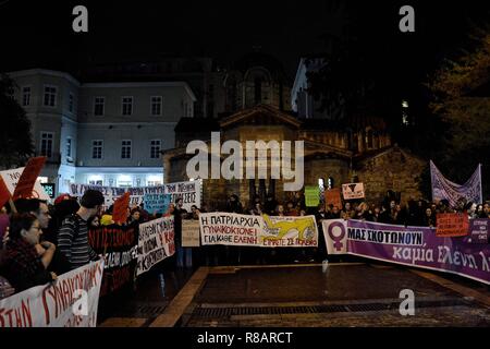 La Rhode Island, Stati Uniti d'America. Xiv Dic, 2018. I dimostranti sono visti tenendo striscioni e cartelloni durante la protesta.la protesta contro il sessismo, la violenza contro le donne, il patriarcato e per l uccisione di una femmina di studente universitario in Rhode Island da alcuni due giovani uomini. Credito: Giorgos Zachos SOPA/images/ZUMA filo/Alamy Live News Foto Stock