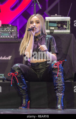Rosemont, Illinois, Stati Uniti d'America. 12 Dic, 2018. SABRINA CARPENTER durante la iHeartRadio 103,5 Kiss FM Jingle della sfera all'Allstate Arena in Rosemont, Illinois Credit: Daniel DeSlover/ZUMA filo/Alamy Live News Foto Stock