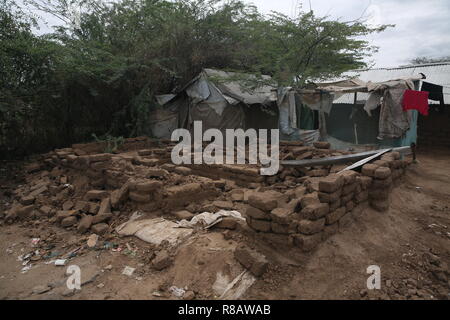 Il rifugio di un LGBT rifugiato ugandese, che è stato distrutto da heavy rain. Campo rifugiati di Kakuma, nel nord-ovest del Kenya è la casa di più di 180.000 rifugiati e richiedenti asilo provenienti da paesi inclusi in Uganda e sud Sudan, Sudan, Etiopia, Tanzania e Somalia. Foto Stock