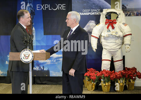 Vice Presidente Mike Pence è introdotto da amministratore della NASA Jim Bridenstine Mercoledì, Dicembre 12, 2018 alle sedi della NASA a Washington D.C. Persone: Vice Presidente Mike Pence Foto Stock