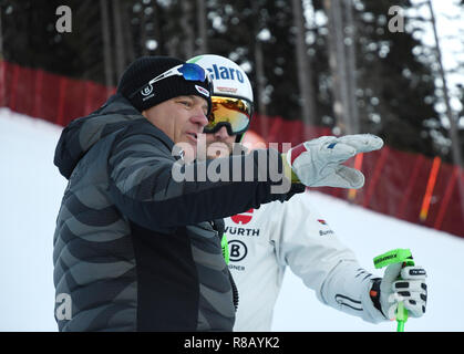 Il 15 dicembre 2018, l'Italia, Val Gardena: il direttore alpino del tedesco della Federazione di sci, Wolfgang Maier (l), parla di ski racer Dominik Schwaiger durante un tour della pista Saslong di fronte la discesa di Coppa del mondo. Foto: Massimiliano Haupt/dpa Foto Stock