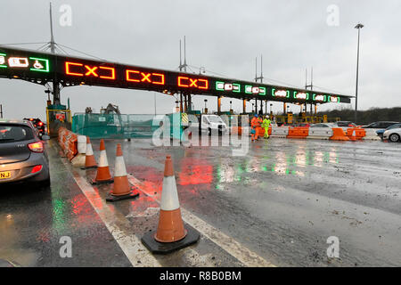 Severn Bridge, Wales, Regno Unito. Il 15 dicembre 2018. Lavoro per rimuovere tre della Severn Bridge casello sull'autostrada M4 in Galles, Regno Unito davanti dei pedaggi rottamato da lunedì 17 dicembre quando sarà libero di attraversare il ponte. Credito Foto: Graham Hunt/Alamy Live News Foto Stock