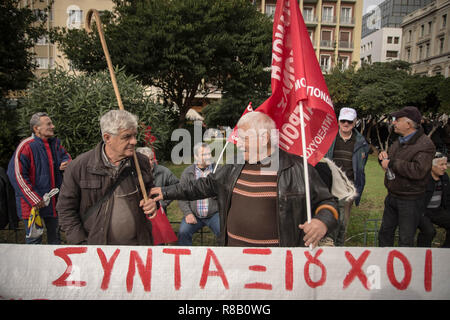 La Grecia. 15 Dic, 2018. I manifestanti visto tenendo un enorme striscione durante la protesta.una pensione nazionale di protesta ha avuto luogo nel centro di Atene impegnative per le pensioni. Credito: Nikolas Joao Kokovlis SOPA/images/ZUMA filo/Alamy Live News Foto Stock