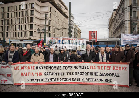 La Grecia. 15 Dic, 2018. I manifestanti visto tenendo un enorme striscione durante la protesta.una pensione nazionale di protesta ha avuto luogo nel centro di Atene impegnative per le pensioni. Credito: Nikolas Joao Kokovlis SOPA/images/ZUMA filo/Alamy Live News Foto Stock