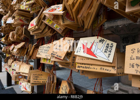 Fukuoka - Giappone, ottobre 19,2018: Ema, piccole placche in legno con auguri e preghiere al Kushida jinja santuario a Fukuoka Foto Stock