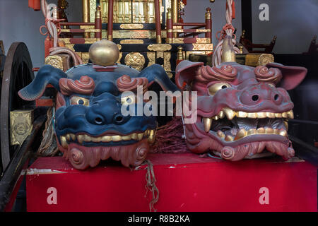 Fukuoka, Japan-October 19, 2018: terrificanti teste di cane come guardie sul display in Kushida ninja santuario motivi Foto Stock